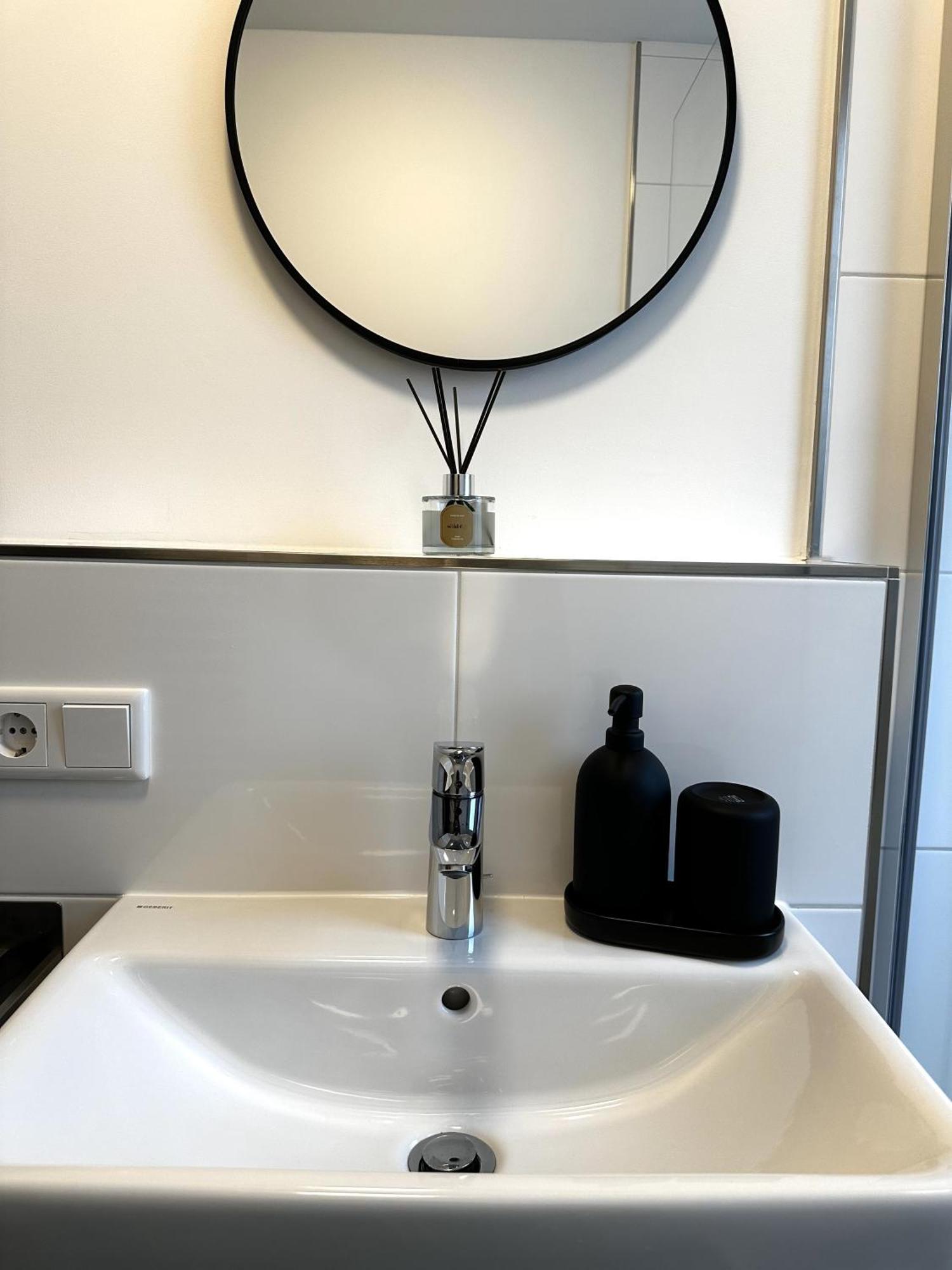 Rtr Essen - Fuer Bis Zu 8 Personen - Voll Ausgestattet - Zentral Limbecker Platz - Messe - Uniklinikum - Smart Tv - Modern Apartment ภายนอก รูปภาพ