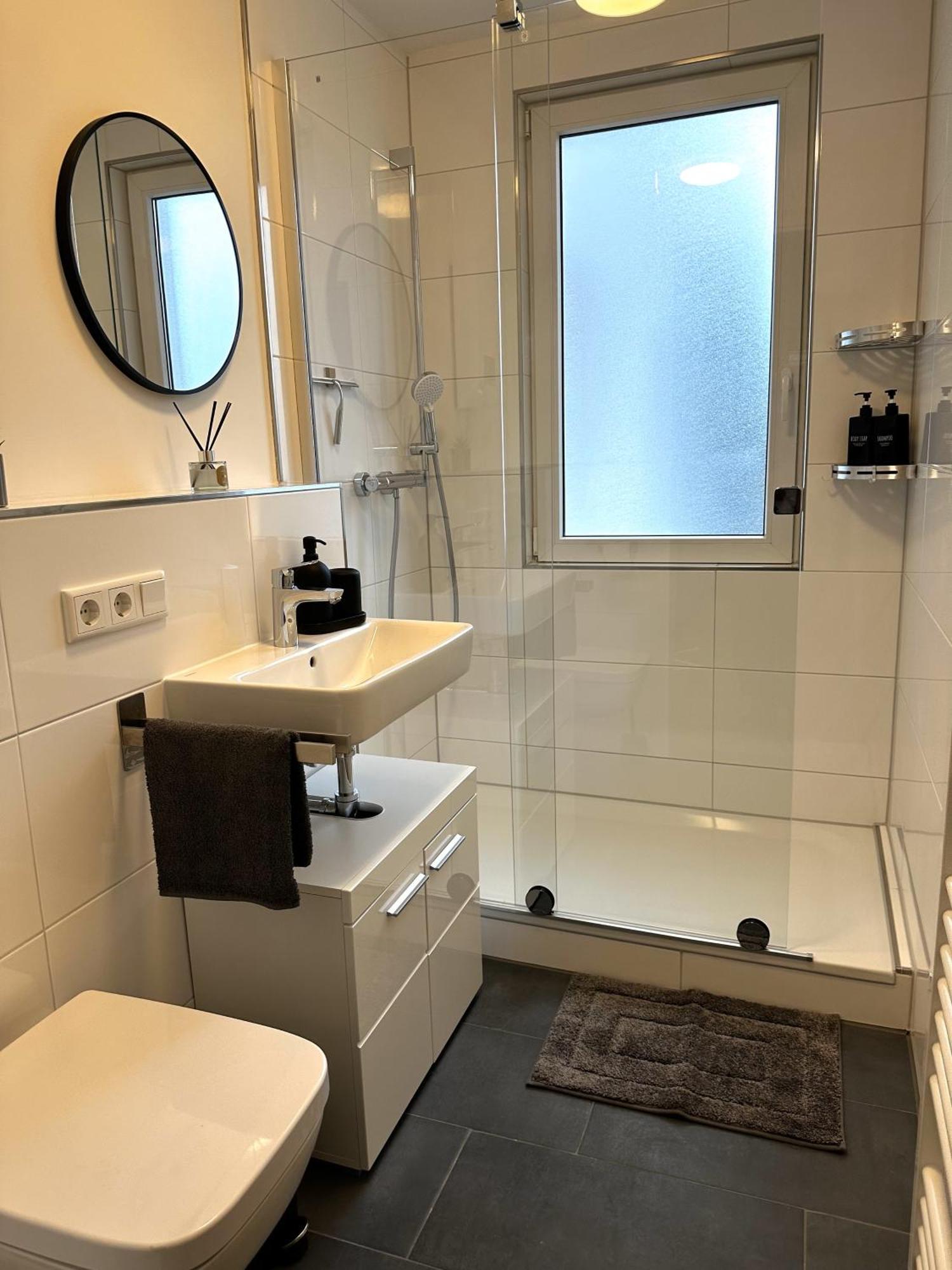 Rtr Essen - Fuer Bis Zu 8 Personen - Voll Ausgestattet - Zentral Limbecker Platz - Messe - Uniklinikum - Smart Tv - Modern Apartment ภายนอก รูปภาพ